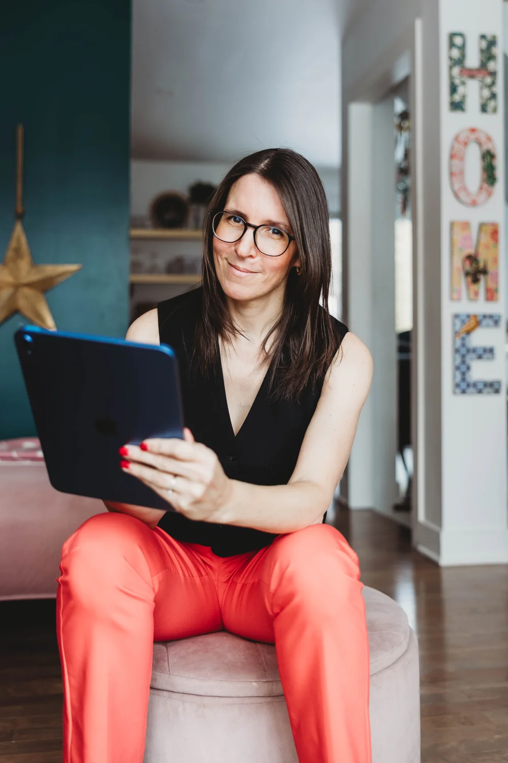 Sophie, assise avec sa tablette