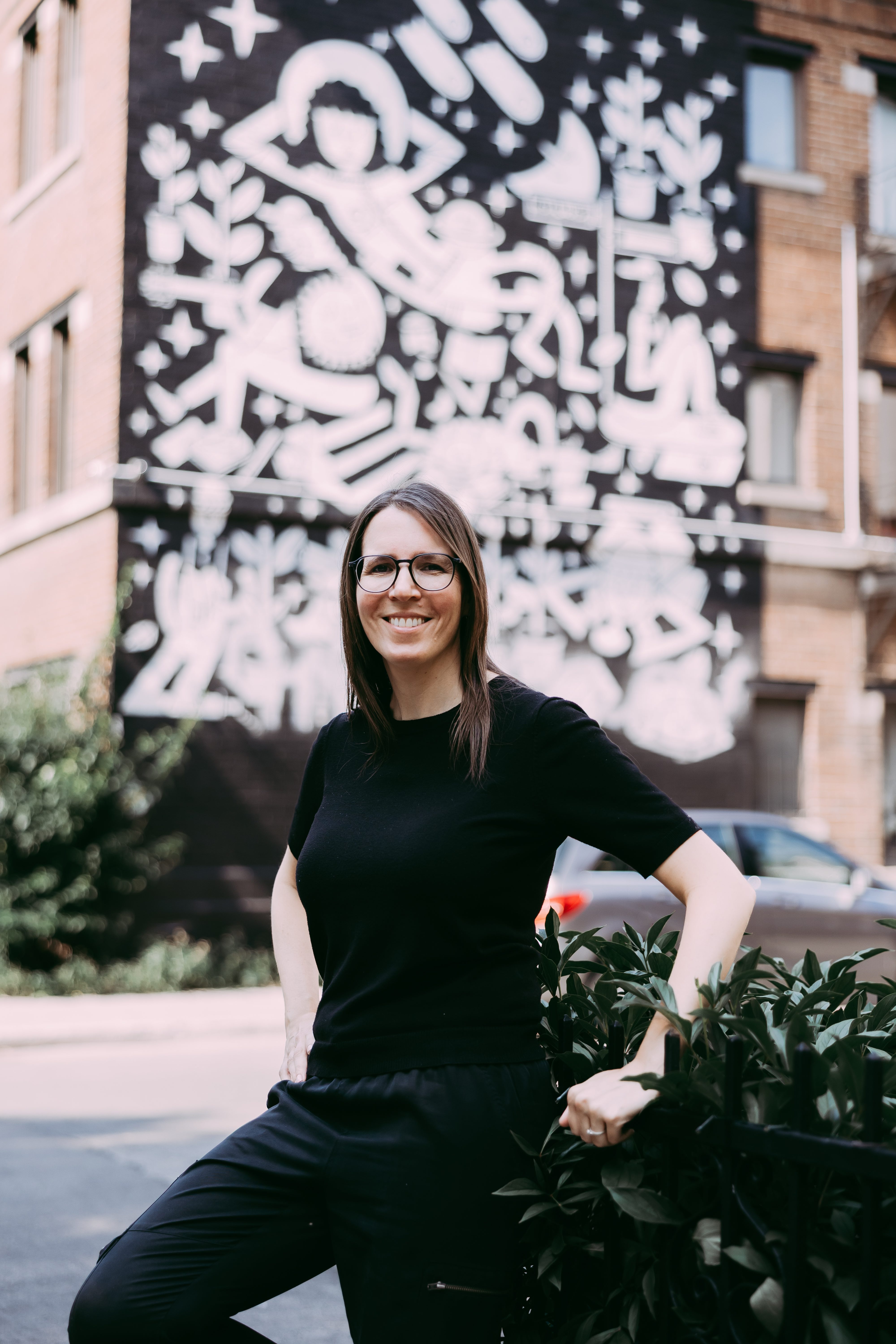 Sophie dans un quartier urbain